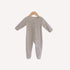 En coton tout doux, ce pyjama bébé garçon beige enveloppe les nuits de réconfort et de délicatesse.